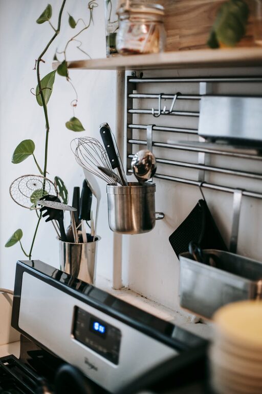 Essential Tools for a Small Kitchen: Maximize Space and Efficiency